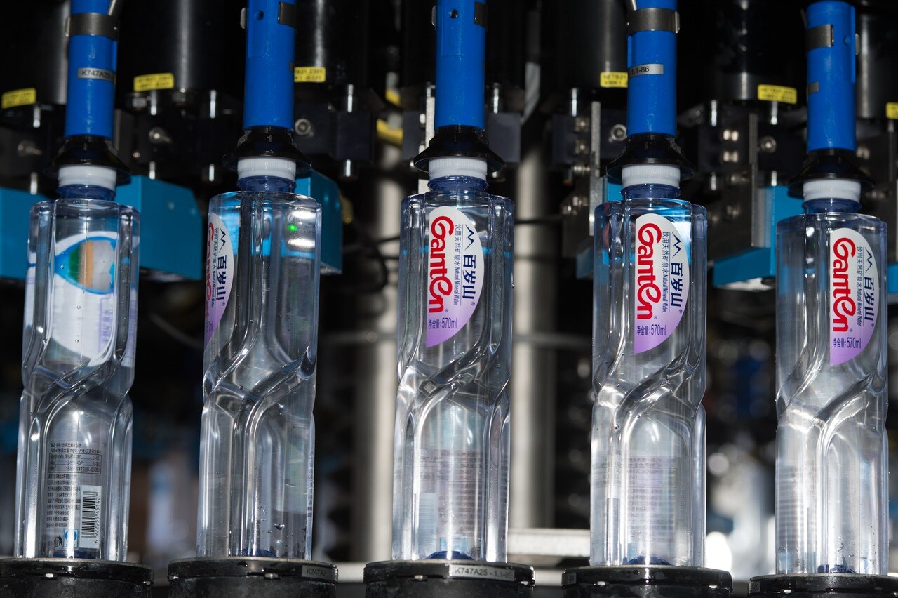 The purified water is solely assigned the Ganten brandname now. As part of this distinguishing process, the shape of the bottles for the purified water was also changed. 