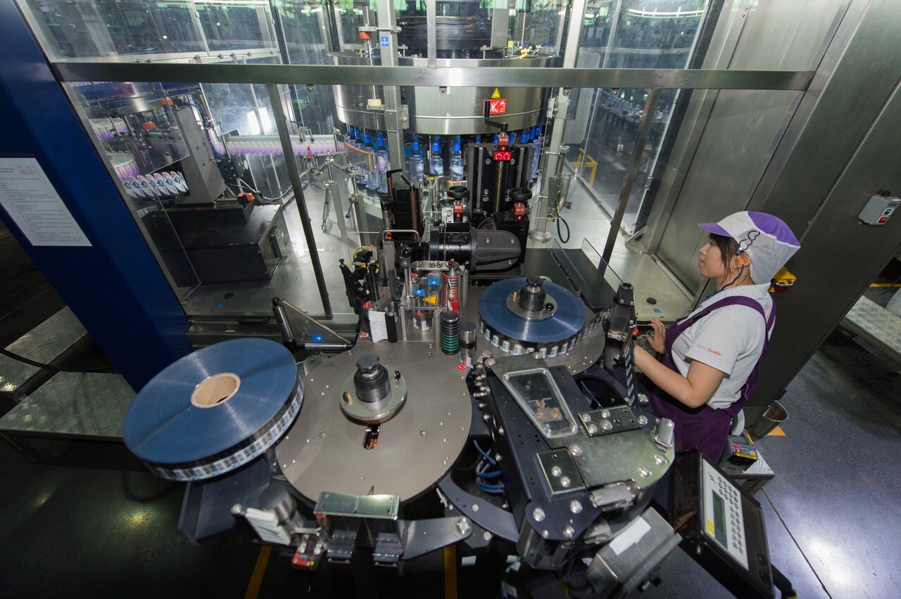 The bottles containing natural mineral water are dressed in self-adhesive labels by two Autocol labellers per line. 