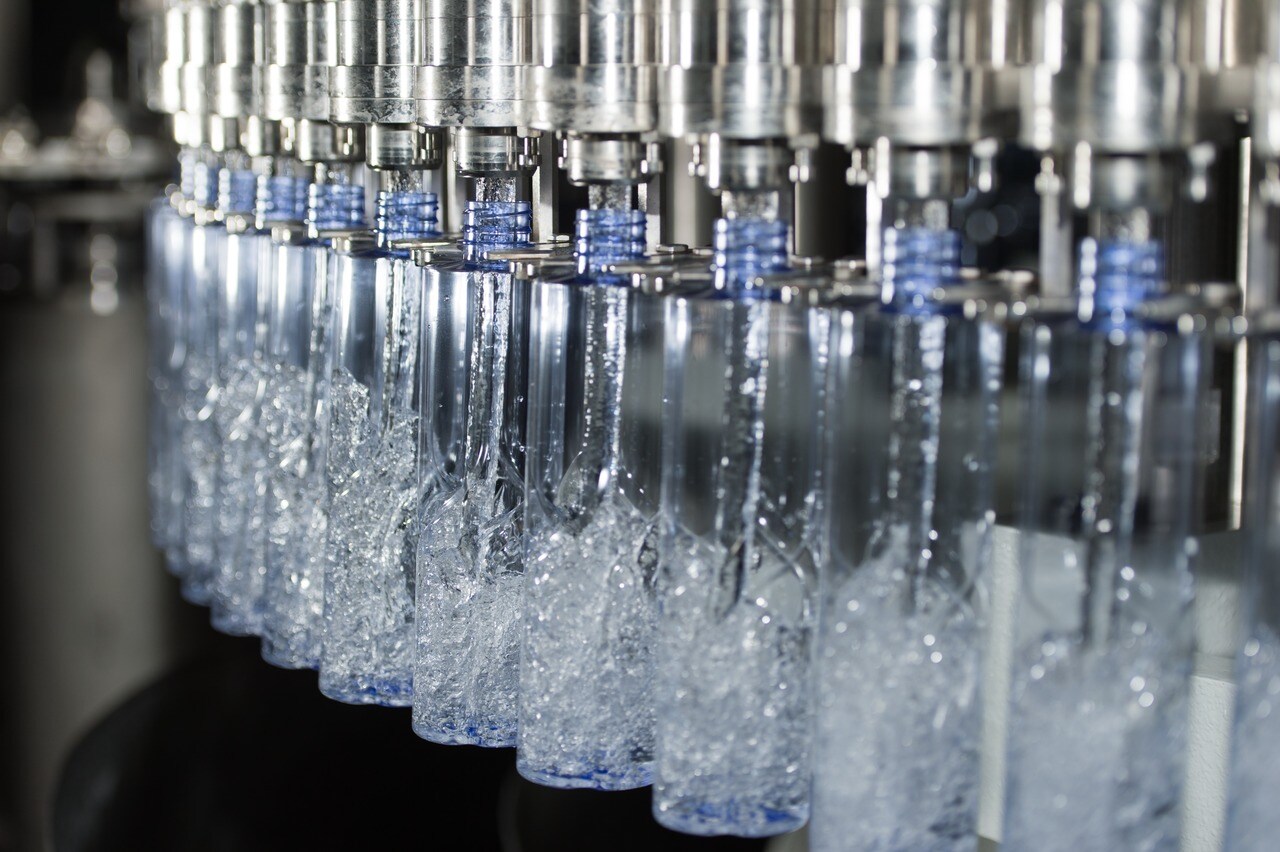 The output ratio of natural mineral water to purified water nowadays is roughly 70 to 30. 