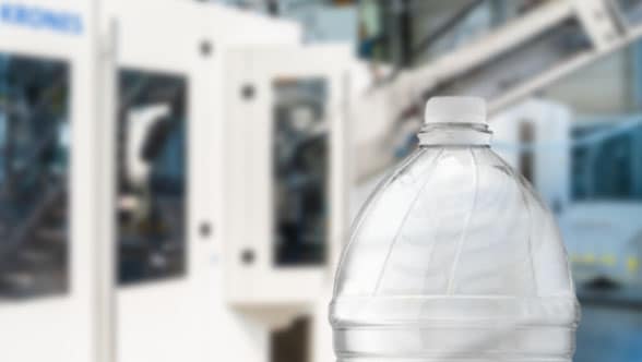 Nueva en la serie Contiform: la máquina sopladora para envases grandes