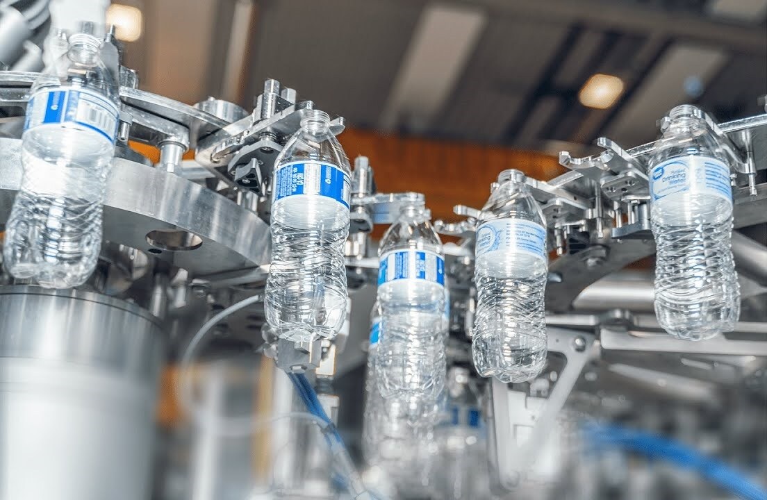 Sistema que integra funções de sopro, rotulagem, envase e fechamento com tampa atinge rendimento de até 100.000 garrafas por hora