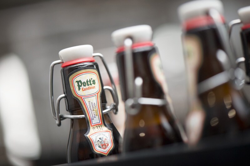 Un &laquo;pop&raquo; es el sonido caracter&iacute;stico del signo distintivo de la cervecer&iacute;a: sus botellas con tap&oacute;n mec&aacute;nico.