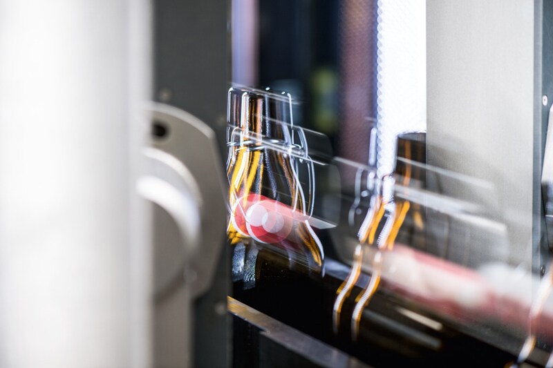 Adem&aacute;s del m&oacute;dulo b&aacute;sico ModulCheck, el sistema consta de otros componentes: delante un tornillo sinf&iacute;n de separaci&oacute;n conduce las botellas por la m&aacute;quina sobre una cadena y detr&aacute;s una inspecci&oacute;n del contorno del envase.