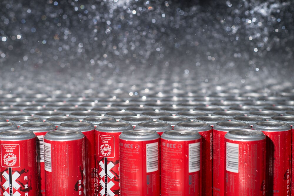 Las latas son colocadas boca-abajo en el pasteurizador de un nivel LinaFlex para controlar la hermeticidad.