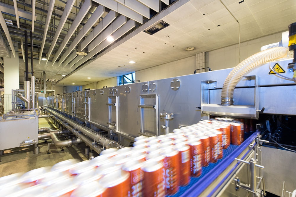 El aumento de la presi&oacute;n interior de las latas en el pasteurizador permite detectar eventuales fugas.