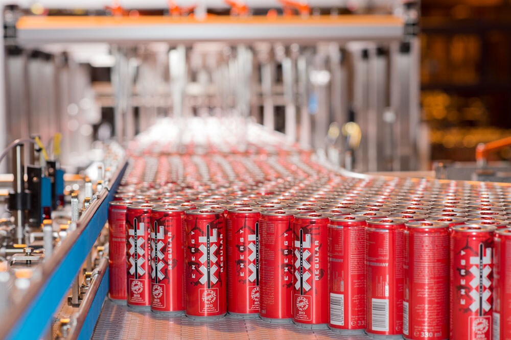 Favor no empujar: latas a la espera para ser embaladas.