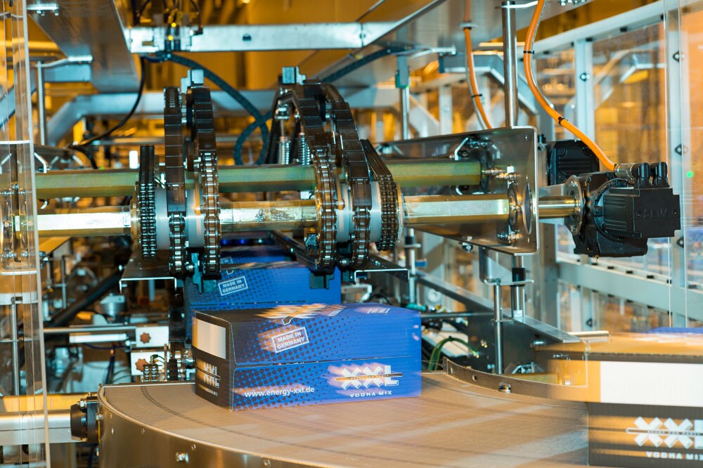 A Variopac Pro WT model places these small packs on trays without film when and as needed, or packs loose cans in wrap-around cartons.