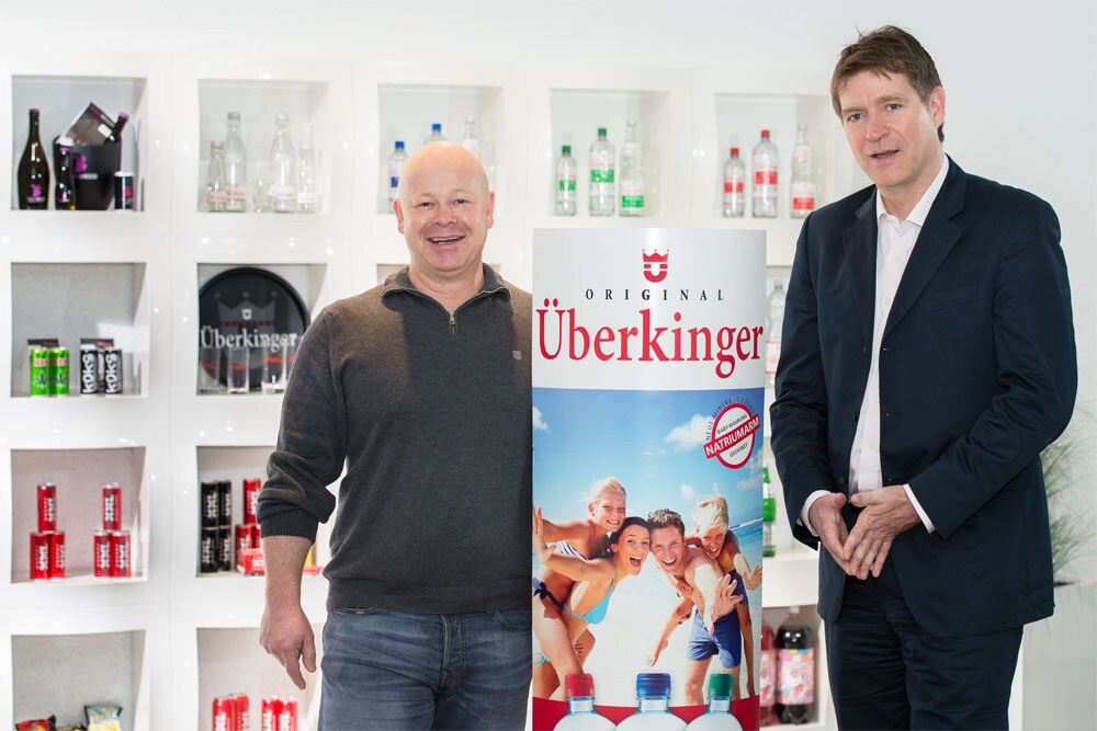 Los dos socios y gerentes ejecutivos de IQ 4 YOU Christian Becker (izquierda) y Stefan T&ouml;nnesmann iniciaron su propio envasado en Alemania con la adquisici&oacute;n del manantial &Uuml;berkinger.